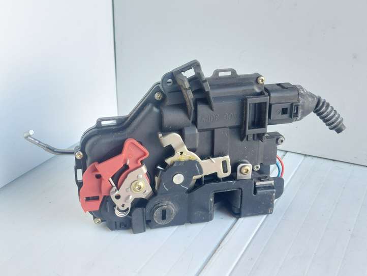 Audi A4 (2000 - 2006)  8E0839015C Замок задней двери