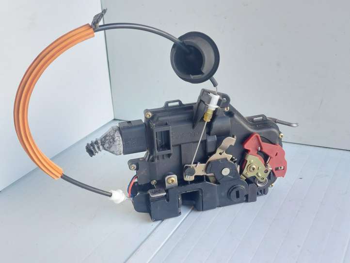 Audi A4 (2000 - 2006)  8E0839016C Замок задней двери