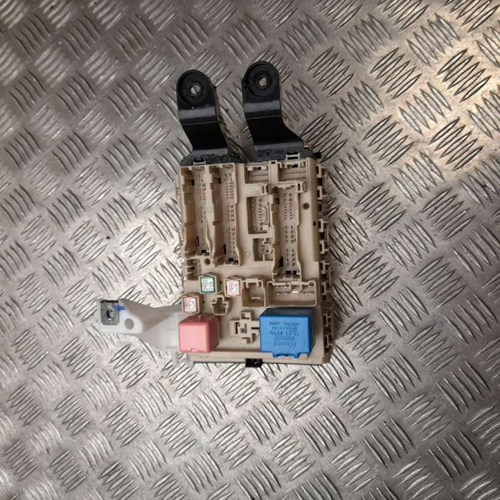 Toyota Avensis T270 (2012 - 2015)  8273005C90 Ящик предохранителей (комплект)