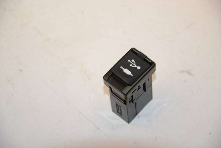 Toyota RAV 4 (XA40) (2012 - 2018)  8619042040 Разъем AUX