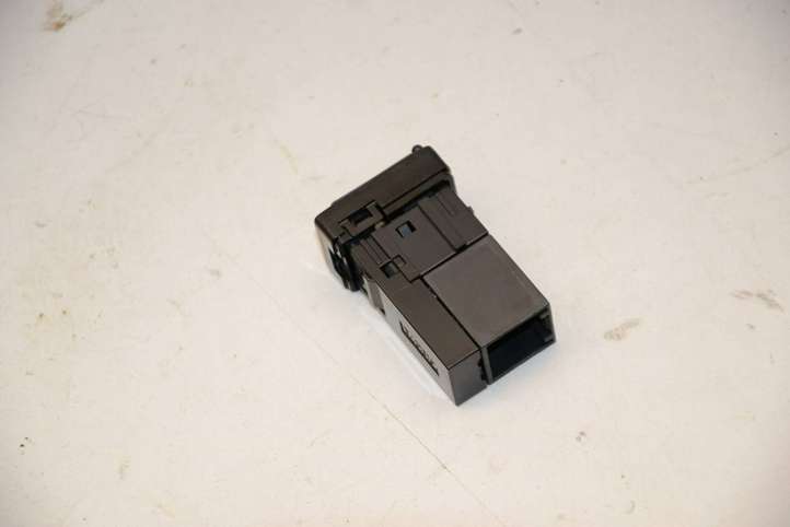 Toyota RAV 4 (XA40) (2012 - 2018)  8619042040 Разъем AUX