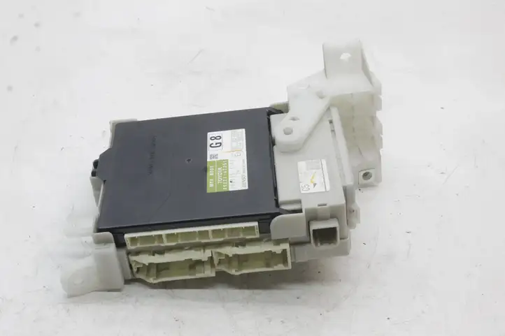 Toyota Prius+ (ZVW40) (2011 - 2018) 8922147251 Модуль управления кузовом (BCM) — фото 2