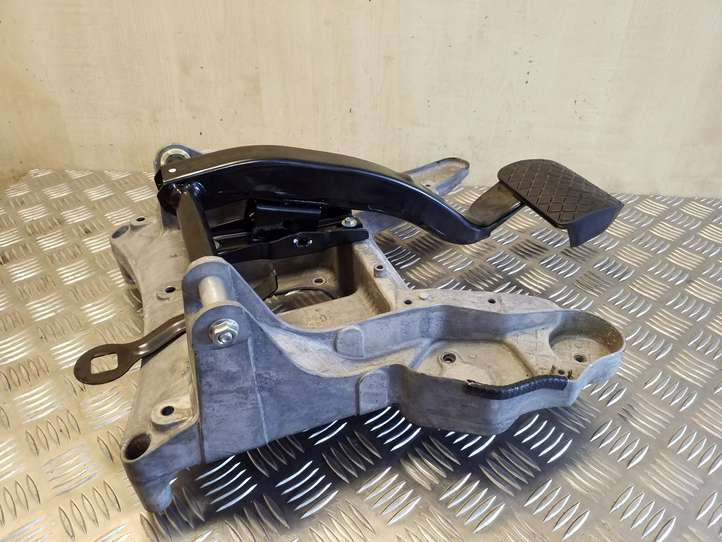 Volkswagen Touareg I (2002 - 2010)  7L0723031J Тормозная педаль