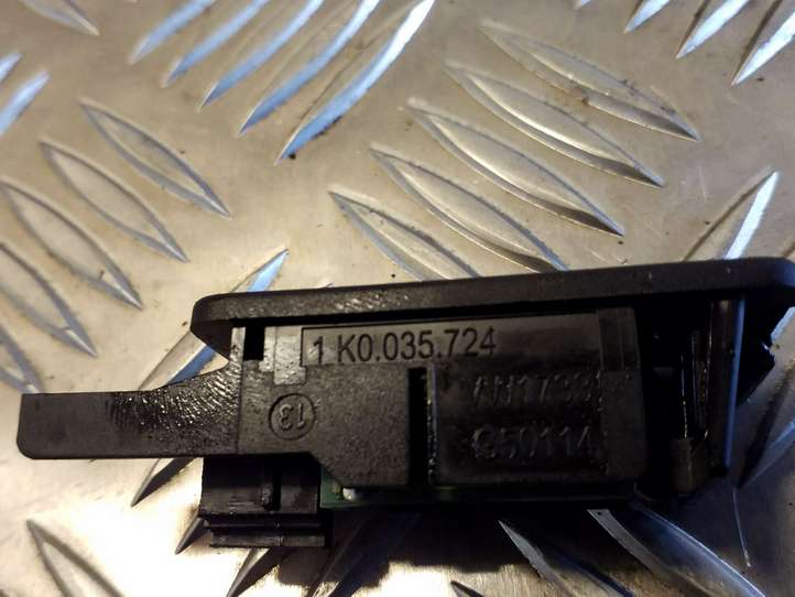 Volkswagen Touareg I (2002 - 2010)  1K0035724 Разъем AUX