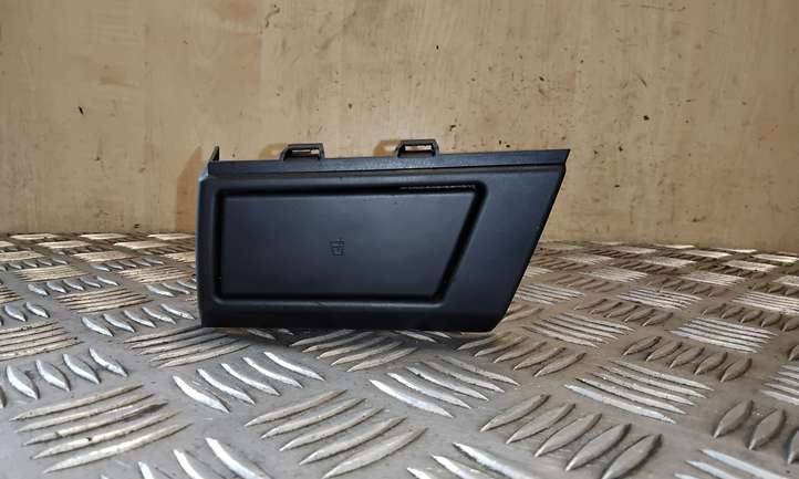 BMW X3 E83 (2003 - 2010)  51163418359 Передний держатель чашки