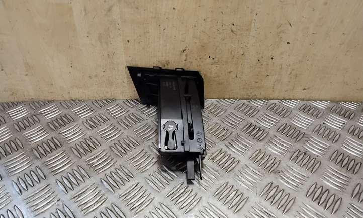 BMW X3 E83 (2003 - 2010)  51163418359 Передний держатель чашки