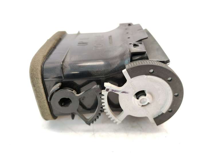 Toyota Avensis T250 (2006 - 2009)  8494 Центральный дефлектор