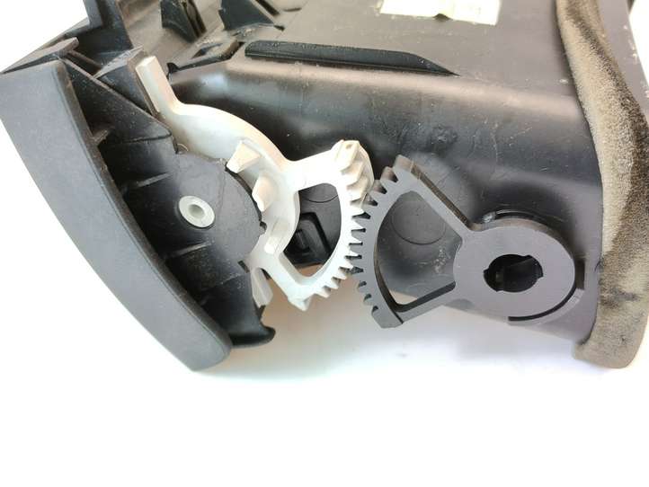Toyota Avensis T250 (2006 - 2009)  8221 Боковая воздушный дефлектор