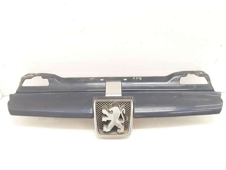 Peugeot 406 (1999 - 2006)  9616258477 Верхняя решётка