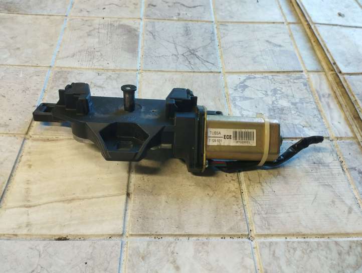 BMW 5 E60 E61 (2004 - 2010)  7129931 Притягиватель задней крышки
