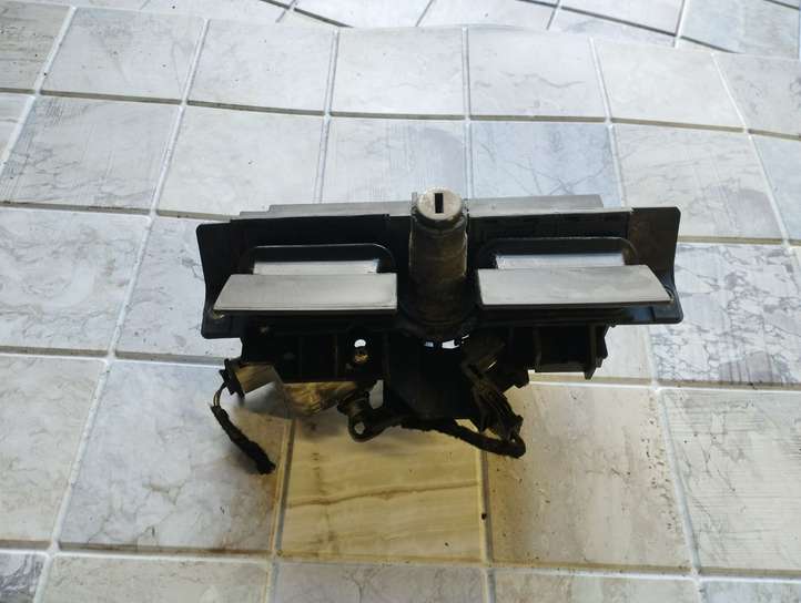 Audi A6 (1997 - 2001)  8D9827565H Ручка задней крышки