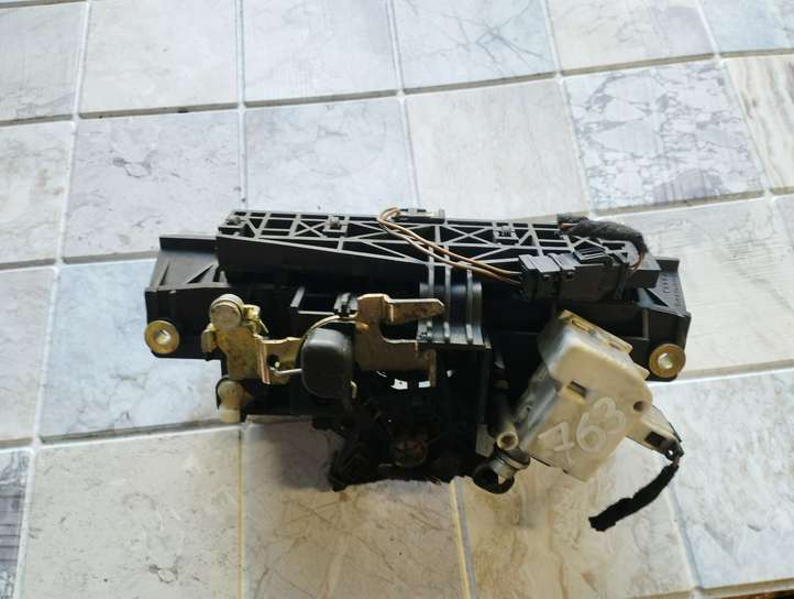 Audi A6 (1997 - 2001)  8D9827565H Ручка задней крышки