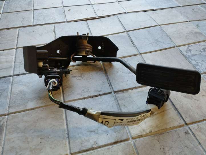 Toyota Corolla Verso AR10 (2004 - 2009)  822230F040C Педаль акселератора