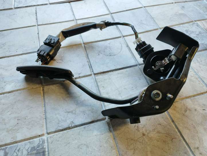 Toyota Corolla Verso AR10 (2004 - 2009)  822230F040C Педаль акселератора