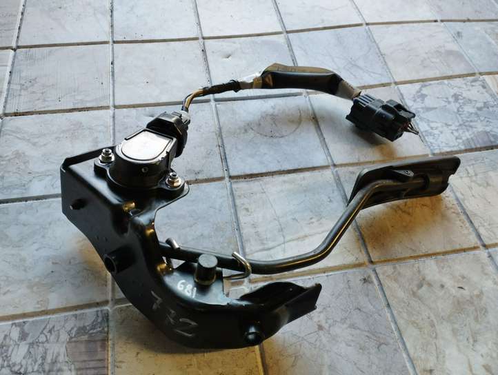 Toyota Corolla Verso AR10 (2004 - 2009)  822230F040C Педаль акселератора