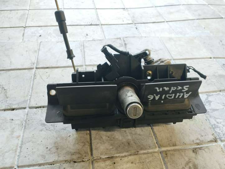 Audi A6 (1997 - 2001)  8D9827565H Ручка задней крышки