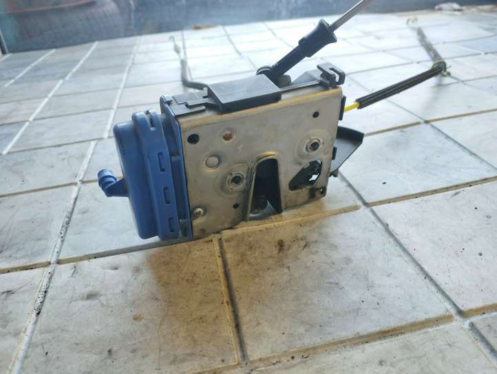Audi A4 (1999 - 2001)  8D0839016A Замок задней двери