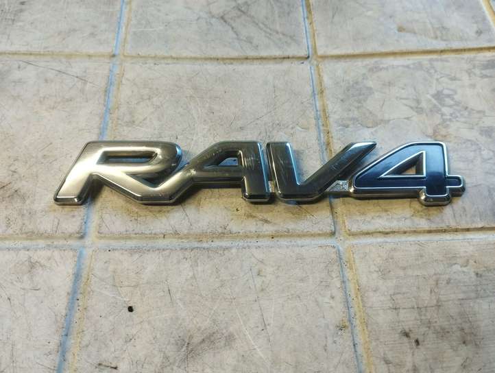 Toyota RAV 4 (XA20) (2000 - 2005)   Значок производителя / буквы модели