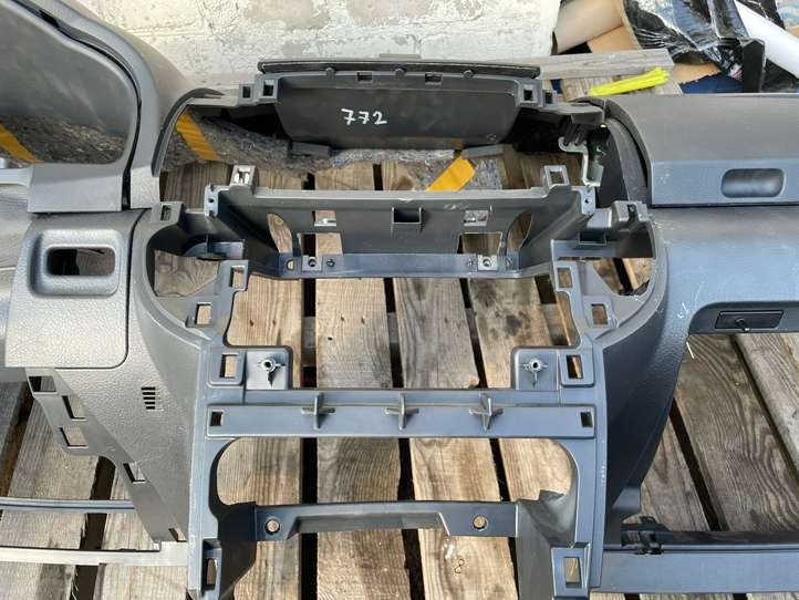 Toyota Corolla Verso AR10 (2004 - 2009)  553030F010 Панель