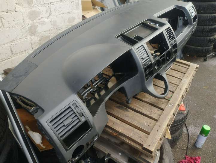 Volkswagen Transporter-Caravelle (2003 - 2009)  7H1857003DL71N Панель