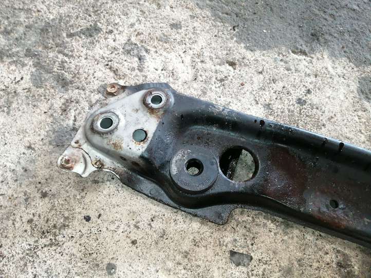 Lexus GS 300 350 430 450h (2004 - 2007)   Нижняя часть панели радиаторов (телевизора)