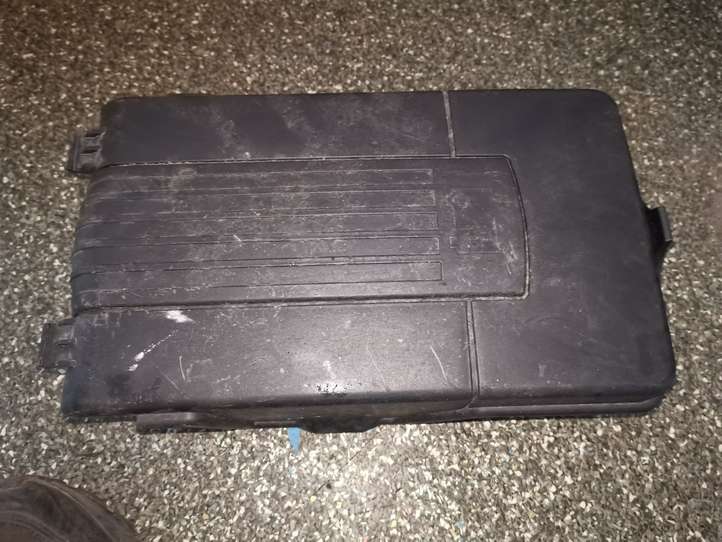 Volkswagen Golf V (2003 - 2009)  1K0915443A Крышка ящика аккумулятора