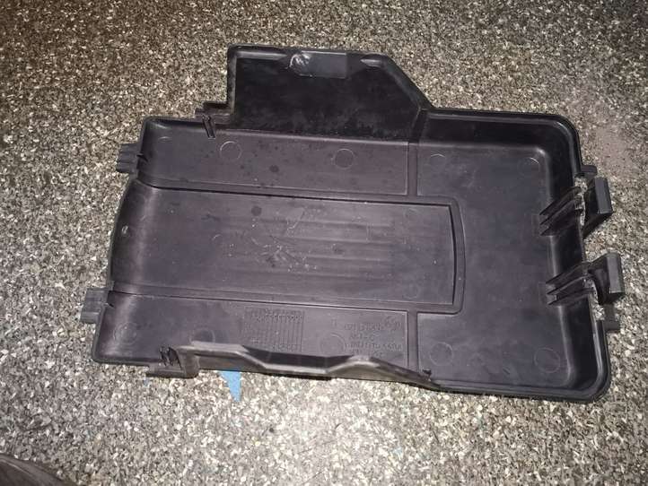 Volkswagen Golf V (2003 - 2009)  1K0915443A Крышка ящика аккумулятора