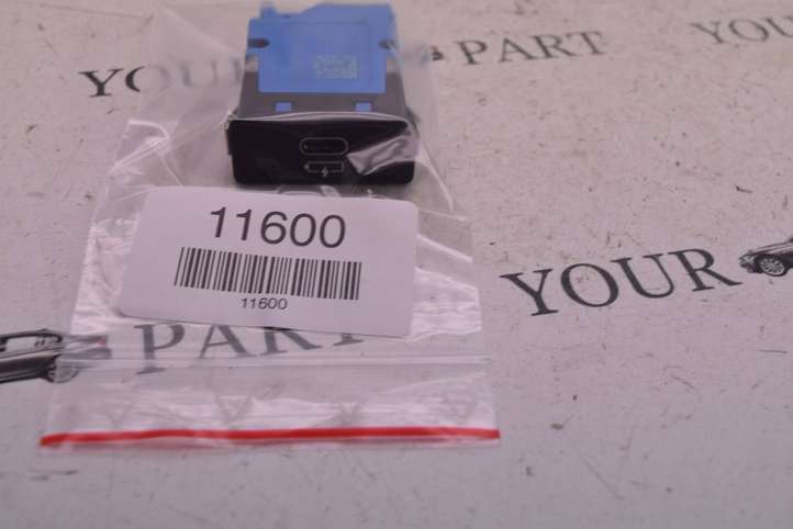 BMW X1 F48 F49 (2015 - 2022)  8711940 Разъем USB