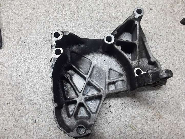 Renault Megane III (2009 - 2016)  8200739777 Кронштейн