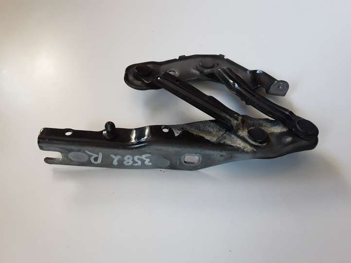 Audi A1 (2010 - 2014)  8X0823302A Петля (петли) капота