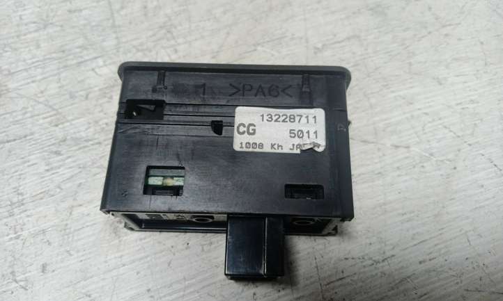 Opel Astra (2004 - 2009)  13228711 Кнопка стеклоподъемников