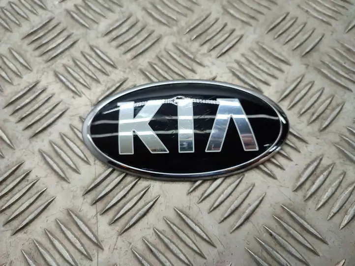 Kia Ceed (2015 - 2018) Эмблема автомобиля — фото 1