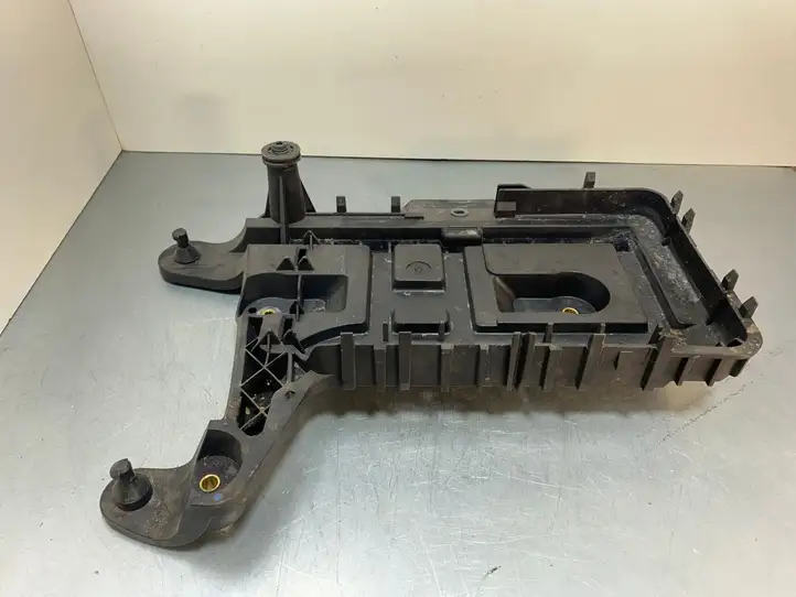 Skoda Yeti (2013 - 2018)  1KO915333 Платформа крепления аккумулятора