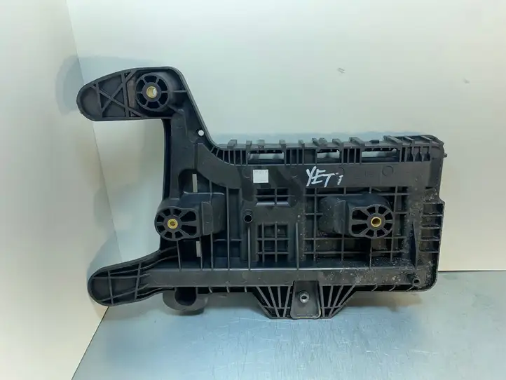 Skoda Yeti (2013 - 2018)  1KO915333 Платформа крепления аккумулятора