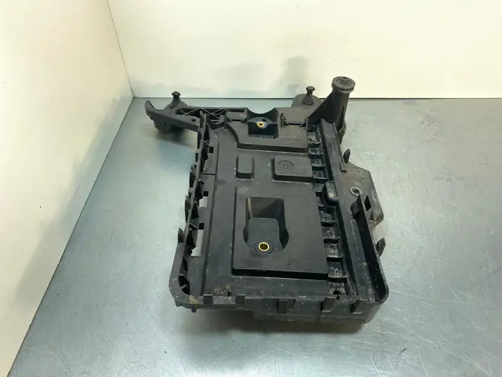 Skoda Yeti (2013 - 2018)  1KO915333 Платформа крепления аккумулятора