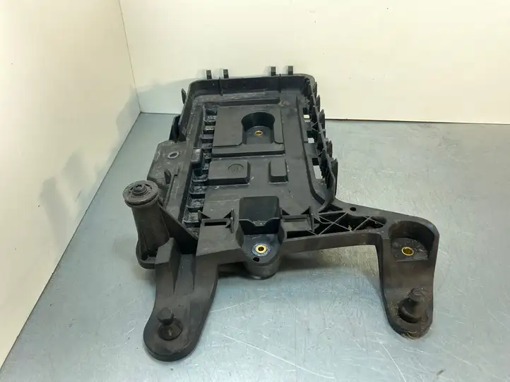 Skoda Yeti (2013 - 2018)  1KO915333 Платформа крепления аккумулятора