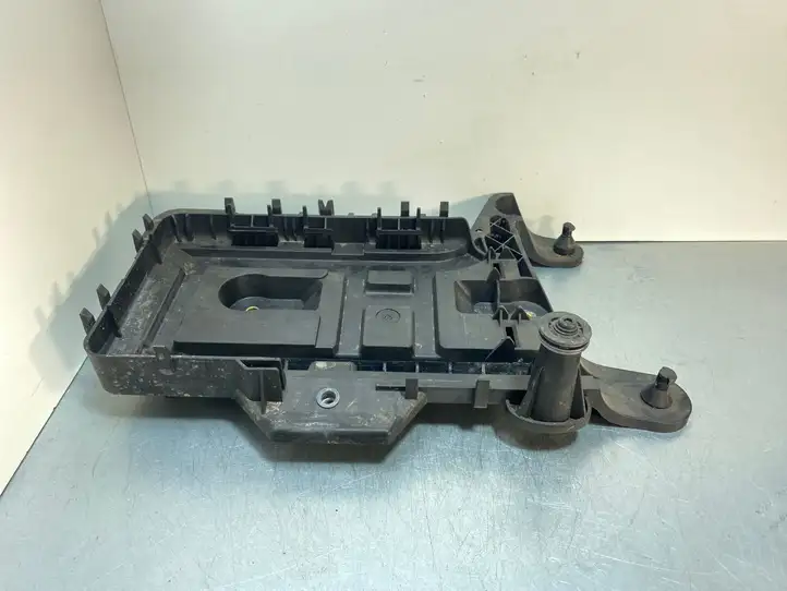 Skoda Yeti (2013 - 2018)  1KO915333 Платформа крепления аккумулятора