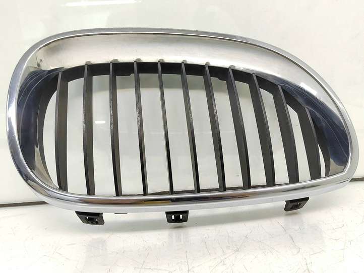 BMW 5 E60 E61 (2004 - 2010)  7065702 Верхняя решётка