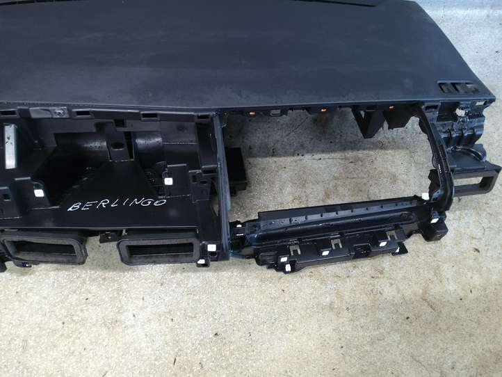 Citroen Berlingo (2018 - )  16841899ZD Панель