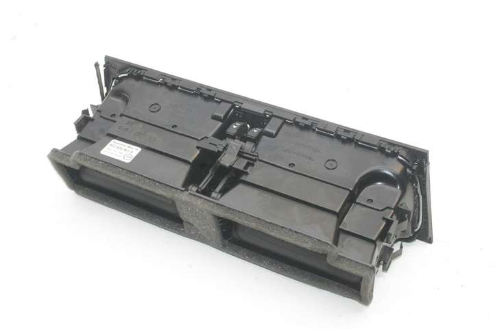 Audi A4 (2007 - 2011)  8T2820951B Воздушная решётка окна