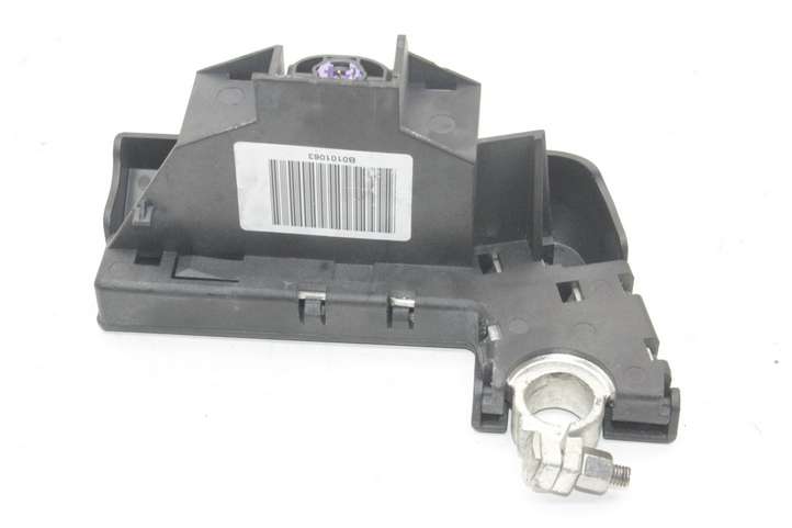 Audi A4 (2007 - 2011)  B0101063 Узел подключения плюсовых проводов