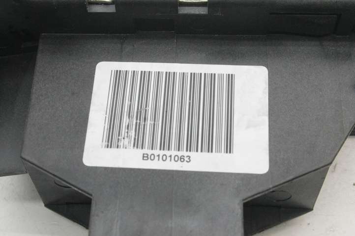 Audi A4 (2007 - 2011)  B0101063 Узел подключения плюсовых проводов