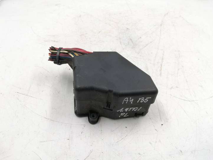 Audi A4 (1999 - 2001)  1816302 Ящик предохранителей (комплект)