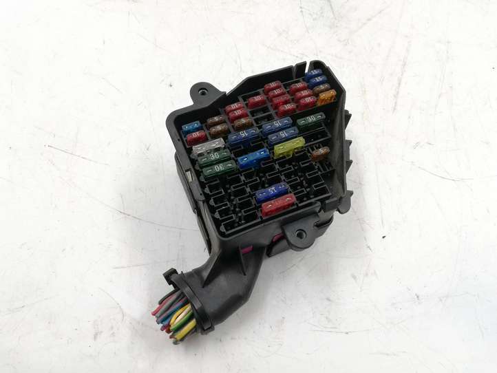 Audi A4 (1999 - 2001)  1816302 Ящик предохранителей (комплект)