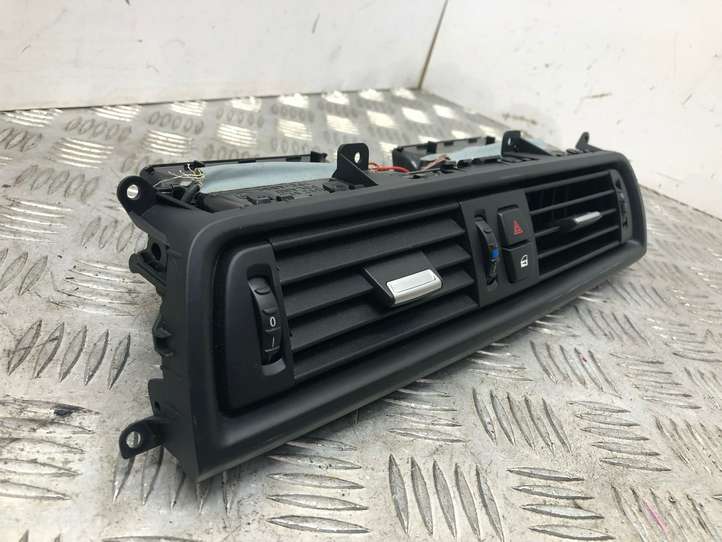 BMW 5 F10 F11 (2009 - 2016)  16828110 Центральный дефлектор