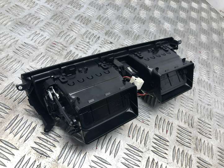 BMW 5 F10 F11 (2009 - 2016)  16828110 Центральный дефлектор