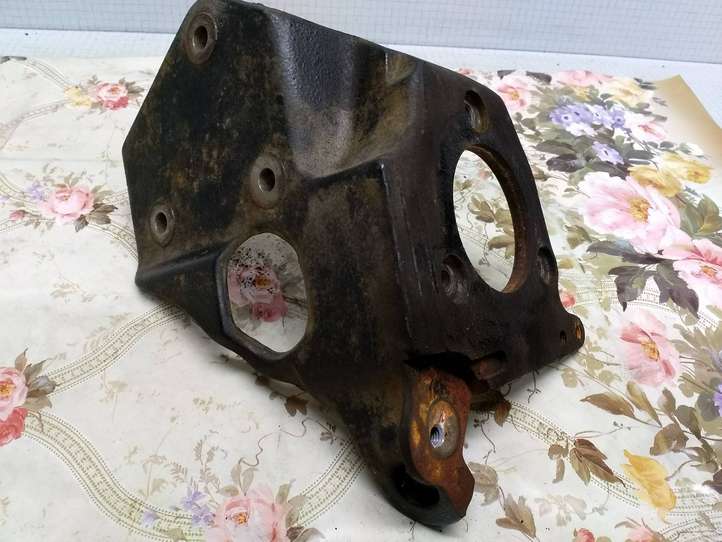Volkswagen Transporter-Caravelle (1990 - 2003)  074130147C Кронштейн