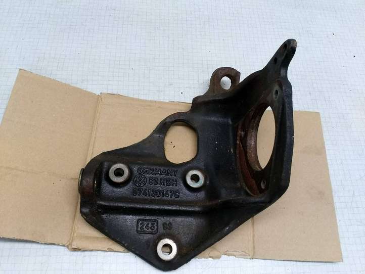 Volkswagen Transporter-Caravelle (1990 - 2003)  074130147C Кронштейн