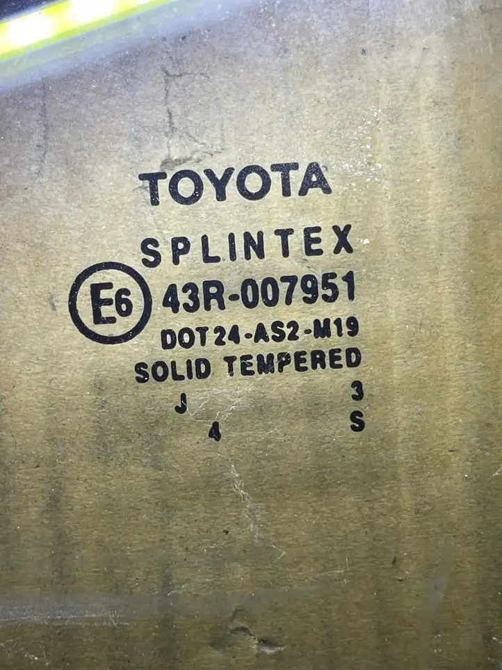 Toyota Corolla E120 E130 (2000 - 2004) Стекло передней двери — фото 2