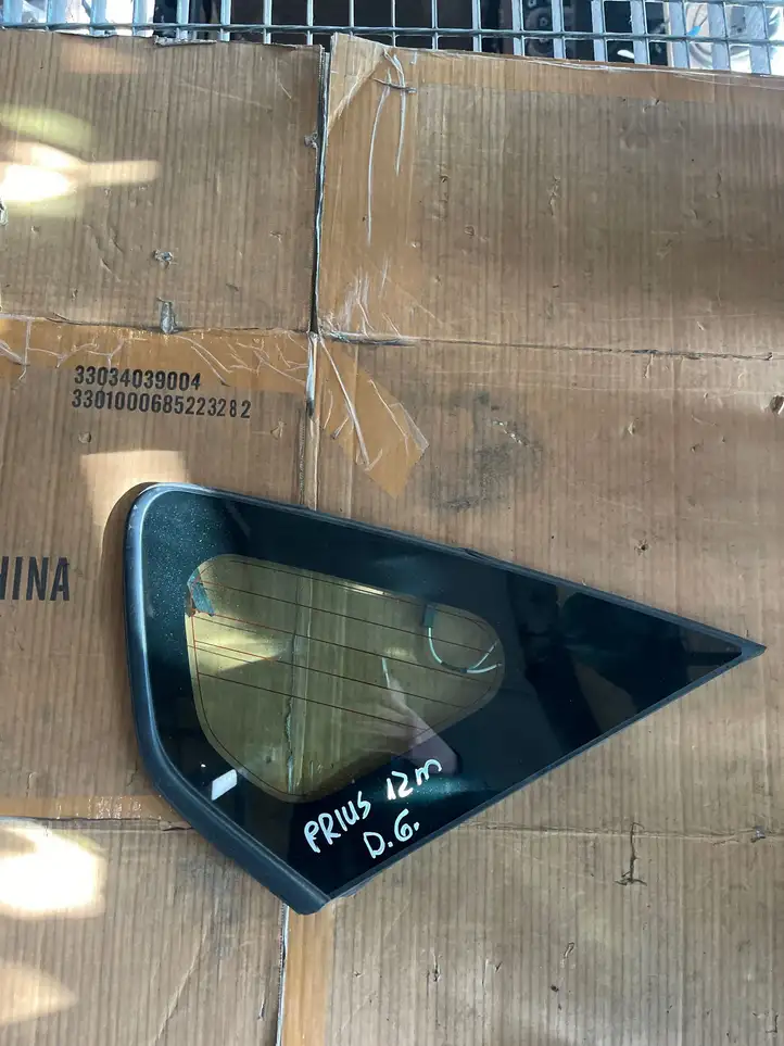 Toyota Prius (XW30) (2009 - 2015) Заднее боковое стекло — фото 1